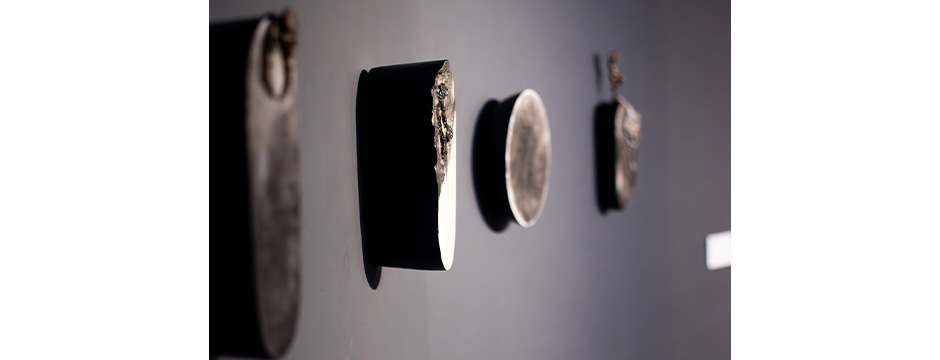 Gwaith Celf Moss Carroll & Giovanna Vinciguerra - Darnau o Ddaear