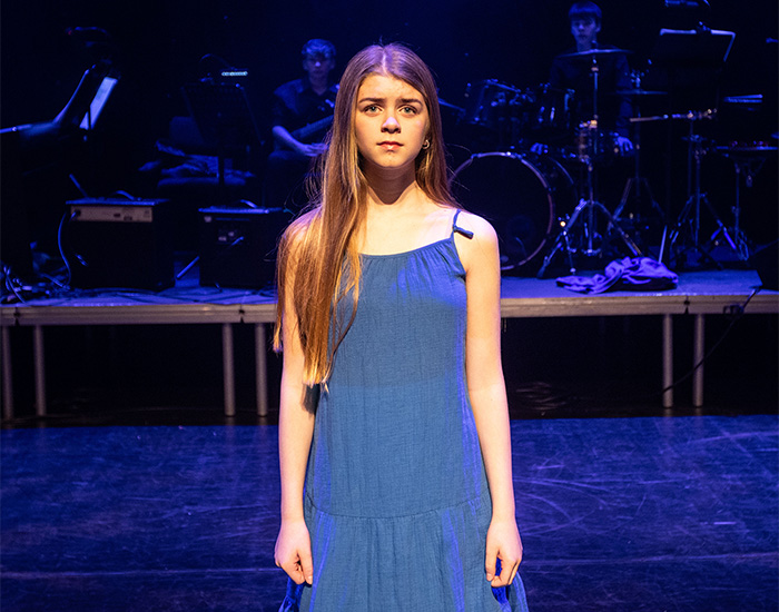 A gil performing a scene from the story Gris